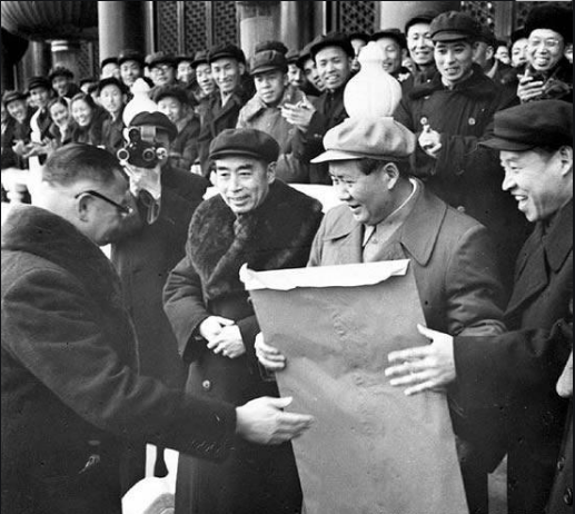 1956年1月北京各界慶祝社會主義改造勝利聯(lián)歡大會—工商界代表樂松生向毛主席獻報喜信.png
